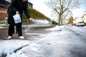 Wenn es glatt ist, hilft nur eins - streuen mit Taumitteln, entweder mit oder ohne Salz.