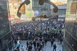 Ausgelöst wurden die Demonstrationen im Iran durch die massive Wirtschaftskrise und einen Absturz der Währung. 