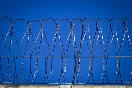 Der Digitalfunk von zahlreichen Haftanstalten lässt sich mit einem geringen technischen Aufwand auch aus der Ferne abhören.