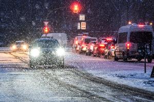 Bitte vorsichtig fahren: Der Deutsche Wetterdienst warnt vor starkem Schneefall und Schneeverwehungen.