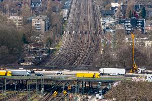 Die Bahngleise unter dem Autobahnkreuz Kaiserberg werden vom 9. Januar bis 6. Februar erneut für vier Wochen gesperrt. (Archivbild)
