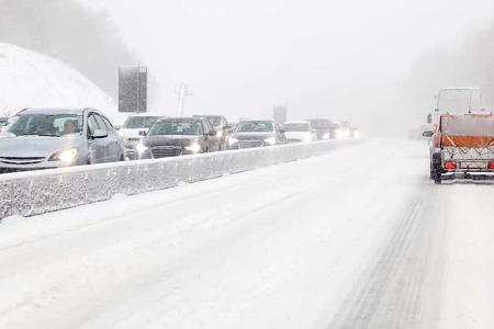 Winter Schnee Autobahn Stau Chaos