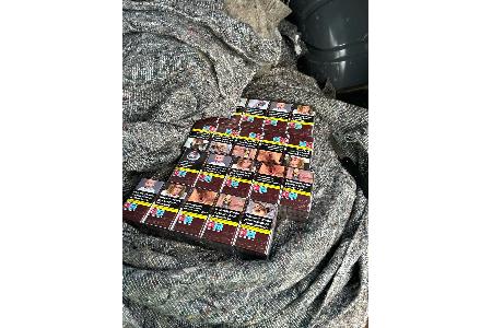 Schmuggelzigaretten im Transporter, Foto: Zoll