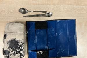 Sichergestellte Bauchtausche und typisches Drogenbesteck mit Amphetaminanhaftungen (Quelle: Presse Hauptzollamt Rosenheim)