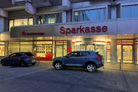 Die Sparkasse bleibt bis auf den SB-Raum mit den Automaten noch für Wochen zu - im Tresorraum wird fieberhaft gearbeitet.