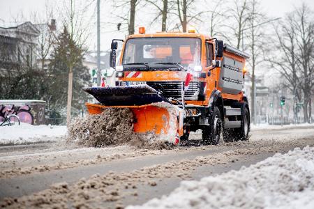 Die Winterdienste waren etwa in Niedersachsen im Dauereinsatz. 