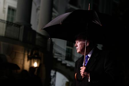 US-Präsident Donald Trump spricht mit Reportern, bevor er mit Marine One vom Südrasen des Weißen Hauses abfliegt.