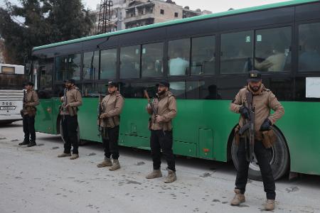 Berichten zufolge haben die letzten kurdischen Kämpfer Aleppo in Bussen verlassen. 
