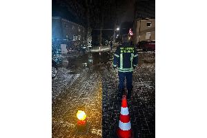 Der Kreuzungsbereich ist durch einen unterirdischen Wasserrohrbruch überspült