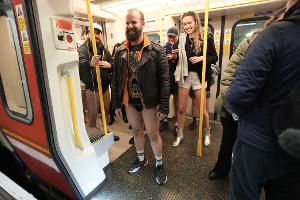 Mitten im Winter fahren Menschen in der britischen Hauptstadt London ohne Hose in die U-Bahn.