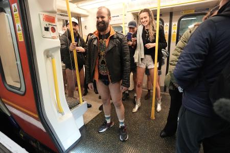 Mitten im Winter fahren Menschen in der britischen Hauptstadt London ohne Hose in die U-Bahn.
