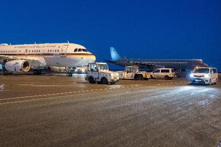 Das Flugzeug (hinten) von Außenminister Wadephul (CDU) steht neben dem Airbus A319 von Bundesfinanzminister Klingbeil (SPD).