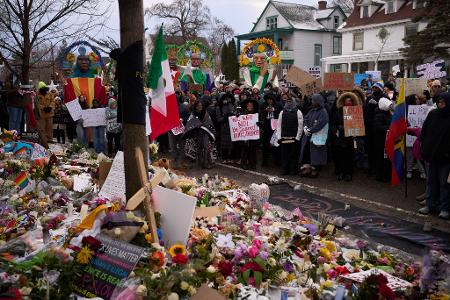 Demonstranten gedenken der erschossenen Renee Good.