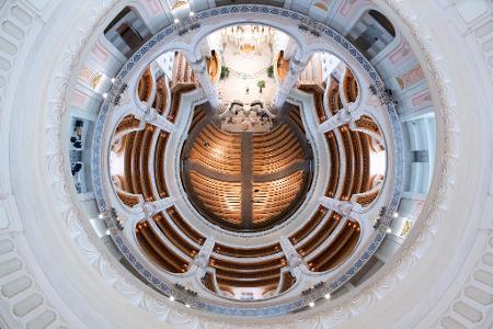 Tischler arbeiten an den Kirchenbänken in der Frauenkirche in Dresden.