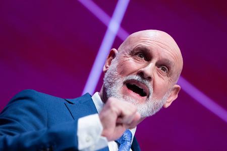 dbb-Chef Volker Geyer warnt vor grassierendem Personalmangel beim Staat. 