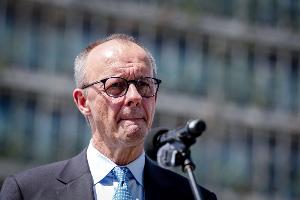 Kanzler Merz äußert sich in Indien mit deutlichen Worten zur Lage im Iran.