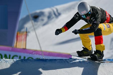 Snowboardcrosser bauen Startgerade der Winterspiele nach