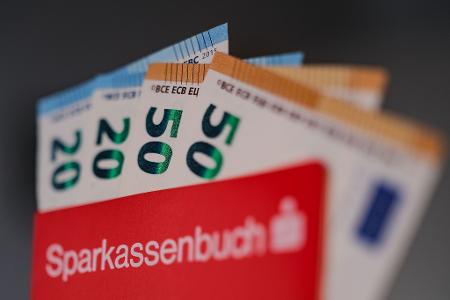 Sparbücher, Tagesgeldkonten, Bargeld: Für gewaltige Geldbeträge gibt es wenig oder gar keine Zinsen. (Symbolbild)