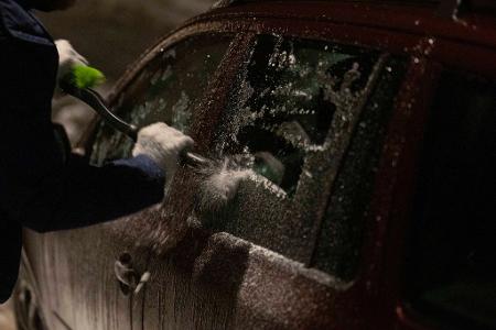 In Sachsen waren die Autos am Dienstag vereist.