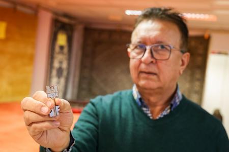 Faqir Malyar mit seinem Schließfachschlüssel - das Geld darin ist weg.