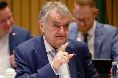NRW-Innenminister Reul sieht eine Reihe von Fragen zum Sparkassen-Einbruch in Gelsenkirchen.