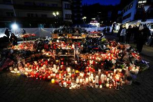 Das französische Blatt "Charlie Hebdo" erntet für eine Karikatur zu der Brandkatastrophe in der Schweiz heftige Kritik. (Archivbild)