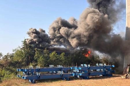 Teile des Zuges standen kurzzeitig in Flammen.