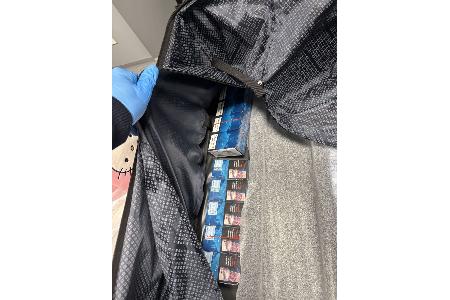 Versteckt unter Kofferverkleidung: 800 Zigaretten