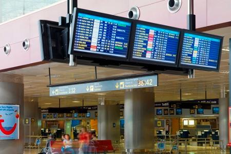 Ein 80-jähriger Tourist wollte mit seiner im Rollstuhl sitzenden Frau von Teneriffa in die Heimat fliegen. Aber in der Sicherheitskontrolle war Schluss: Die Frau war tot. (Symbolbild)