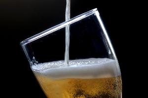 Der deutsche Biermarkt ist 2025 außergewöhnlich stark um mehr als sechs Prozent geschrumpft.