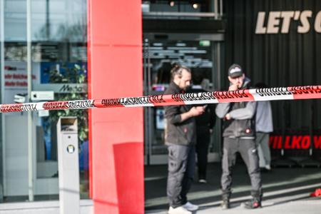 Zwei Mitarbeiter werden bei einem Messerangriff in einem Einkaufszentrum verletzt.