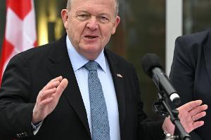 Spricht nach einem Treffen mit US-Außenminister Marco Rubio und US-Vizepräsident JD Vance in Washington davon, dass eine "fundamentale Meinungsverschiedenheit" zwischen den Parteien bestehe - der dänische Außenminister Lars Løkke Rasmussen.