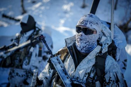 Pistorius bei Gebirgsjägerübung im Hohen Norden