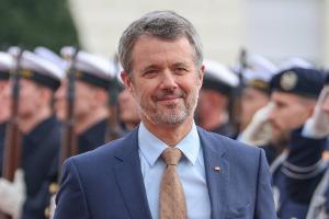 König Frederik spricht sein Buch "Königsworte" selbst ein