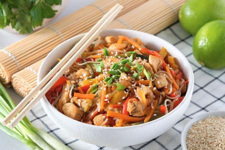 Glasnudel-Bowl mit Hühnchen und Gemüse