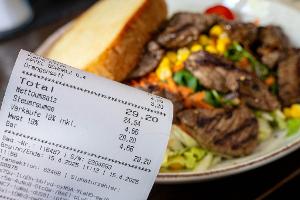 Trotz weiter hoher Preise wollen viele künftig öfter essen gehen. (Archivbild)