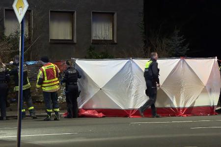 Die Polizei hat einen Sichtschutz aufgebaut. 