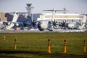 Ein Airbus A400M steht startbereit auf dem Fliegerhorst Wunstorf