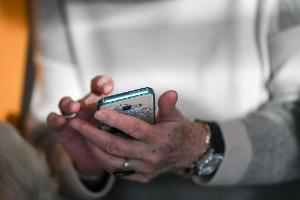 Smartphone? Auch für die allermeisten älteren Leute unverzichtbarer Alltagsbegleiter. (Symbolbild)