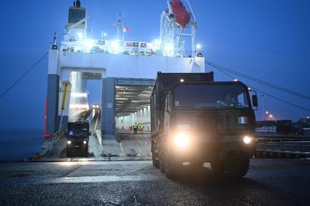 Erste Militärfahrzeuge sind in Emden angekommen. 