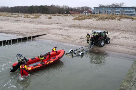 Ein Rettungsboot der DLRG war bei der Suche nach dem Winterbader im Einsatz.