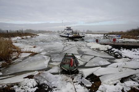 Die Elbfähre „Tanja“ fährt bei Eisgang über die Elbe.
