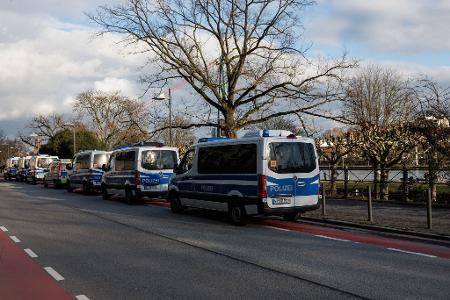 Der Main liegt nicht weit von der Schule. 