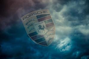 Porsche Logo dunkle Wolken