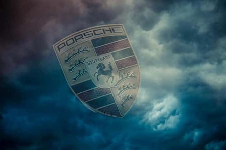 Porsche Logo dunkle Wolken