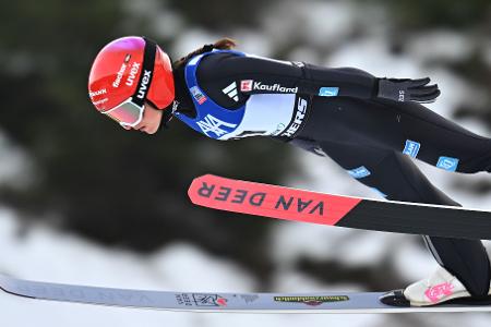 Weltcup Nordische Kombination - Oberhof: Nathalie Armbruster aus Deutschland springt von der Schanze.