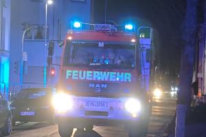 Mit mehreren Fahrzeugen rückte die Feuerwehr Menden am Samstagabend zur Wilhelmstraße aus