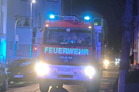 Mit mehreren Fahrzeugen rückte die Feuerwehr Menden am Samstagabend zur Wilhelmstraße aus