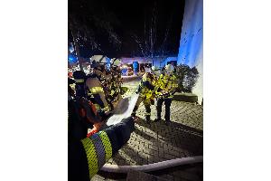 Einsatzstelle Erfttal - Atemschutz Team steht in Bereitstellung & Führungskräfte beraten sich