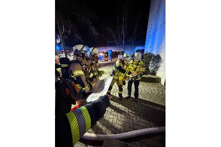 Einsatzstelle Erfttal - Atemschutz Team steht in Bereitstellung & Führungskräfte beraten sich